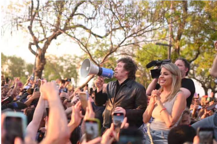 “Les pido a todos que no aflojen, estamos a mitad de camino”: Milei y Virginia Gallardo encabezaron una caminata en&nbsp;Corrientes