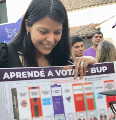 La Libertad Avanza reunió a vecinos en la plazoleta 4 Siglos junto a Emilia Orozco y Gabriela&nbsp;Flores