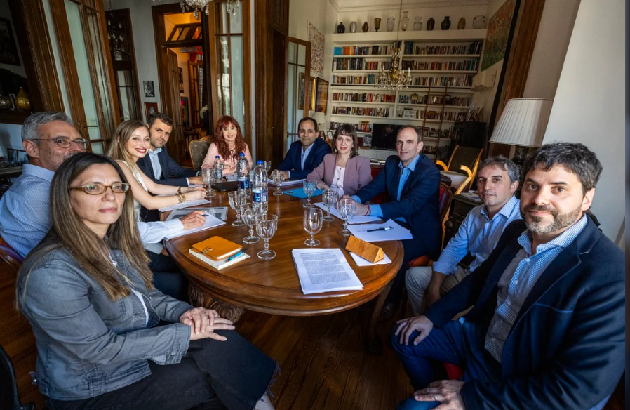 Tras cinco meses de encierro a raíz de una condena judicial, la ex presidenta Cristina Kirchner recibió la visita de nueve economistas vinculados al Partido&nbsp;Justicialista