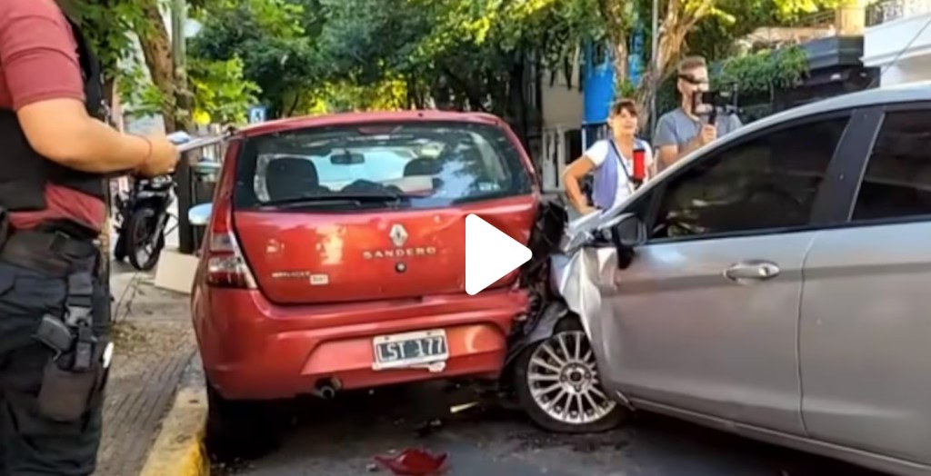 Caos y barricada: Conductor chocó tres autos en Palermo y se atrincheró dentro de su&nbsp;vehículo
