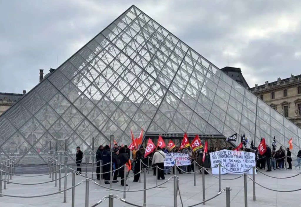El Museo del Louvre vuelve a recibir público tras el escándalo por el saqueo de sus&nbsp;joyas
