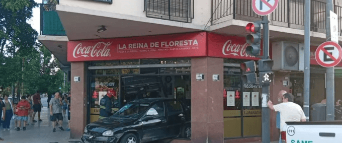 Choque entre un auto y un transporte escolar en Parque Avellaneda dejó dos&nbsp;heridos