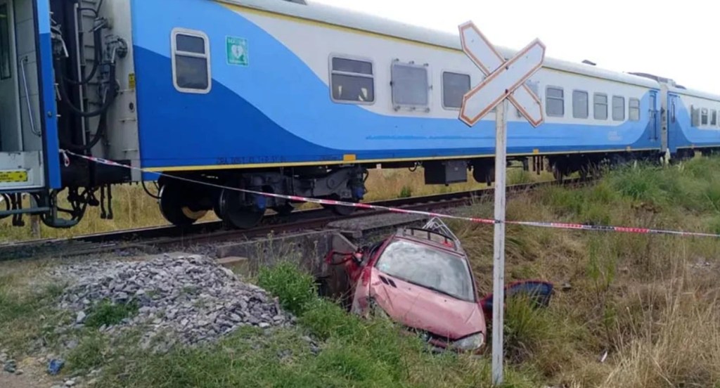Un choque entre una formación ferroviaria y un automóvil dejó un herido de gravedad en la Ruta&nbsp;2