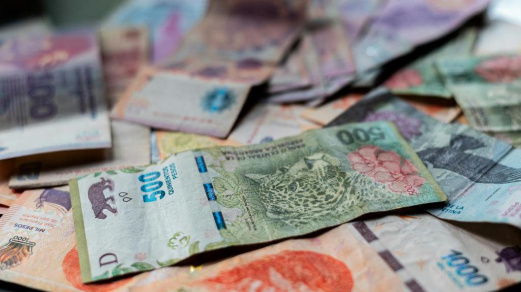 Dólar blue se mantiene en $1415 mientras oficial cierra en&nbsp;$1405