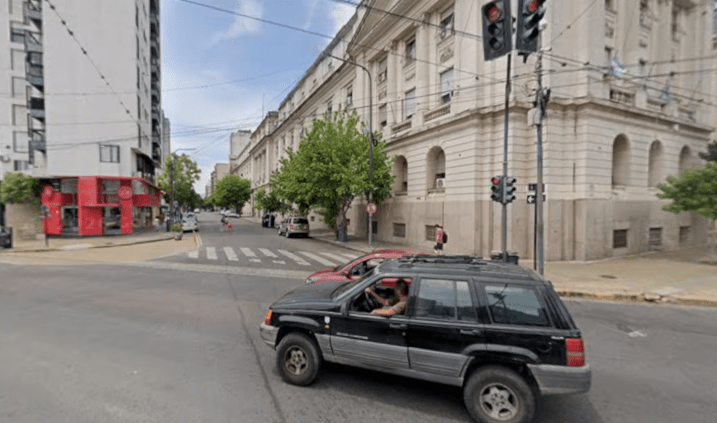 Chocó dos autos, se negó al test de alcoholemia y golpeó a tres&nbsp;policías