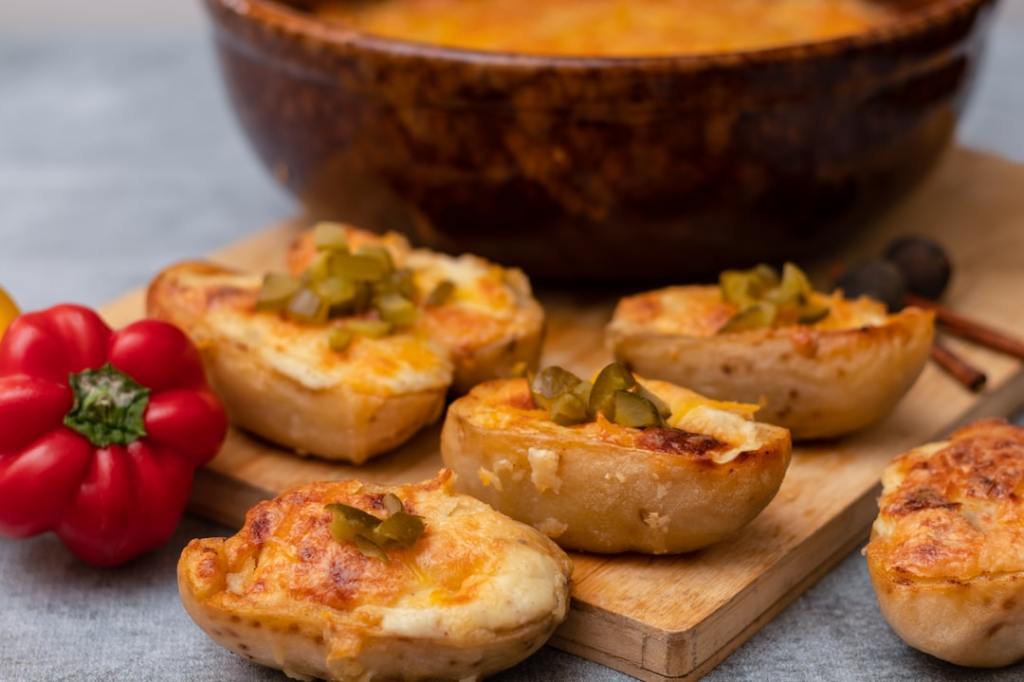 Carne desmenuzada y queso fundido: papas al horno gourmet